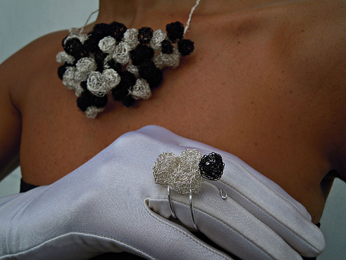 Decoramos la estancia con grandes ornamentaciones o simples detalles florales