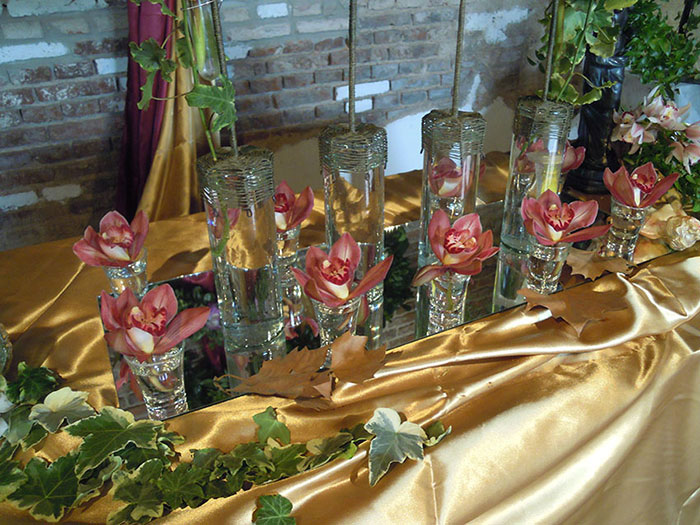 El tocado de novia realizado en piedras y cristales, cuenta con la ventaja en cuanto a la duración.