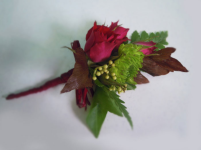 Nuestros Boutonniere son sencillos y algunos de Diseño Floral