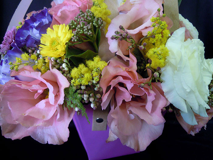 Flores en la solapa de los novios, un delicado detalle floral